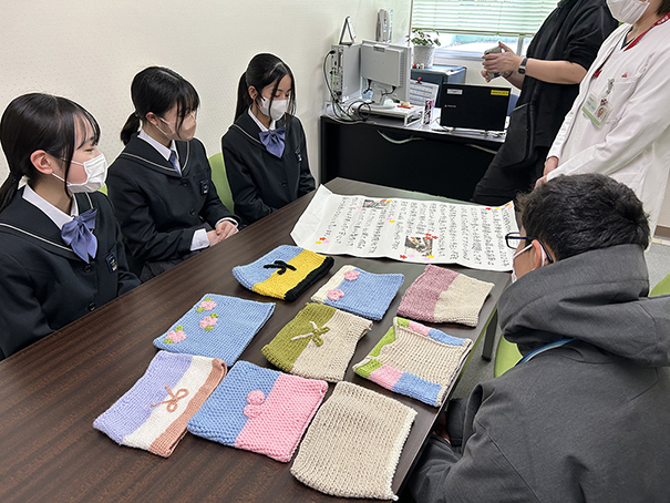 学生さんが作成したマフを寄付して頂きました