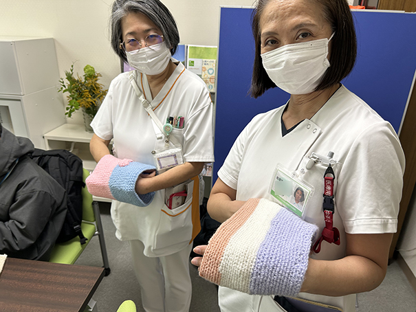 学生さんが作成したマフを寄付して頂きました