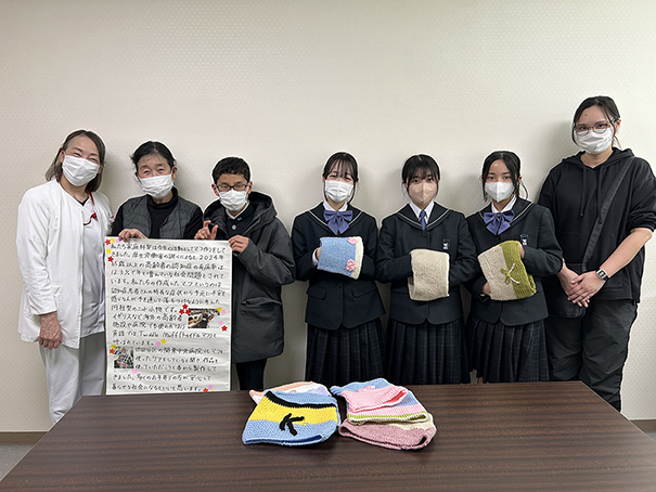 学生さんが作成したマフを寄付して頂きました